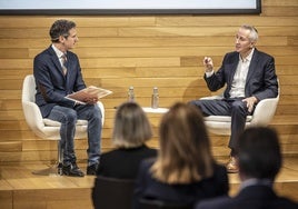 Carlos Prieto, director de la Oficina de Transferencia del Conocimiento (OTC) de UNIR, durante su conversación en el foro con el periodista de TVR Carlos Santamaría-