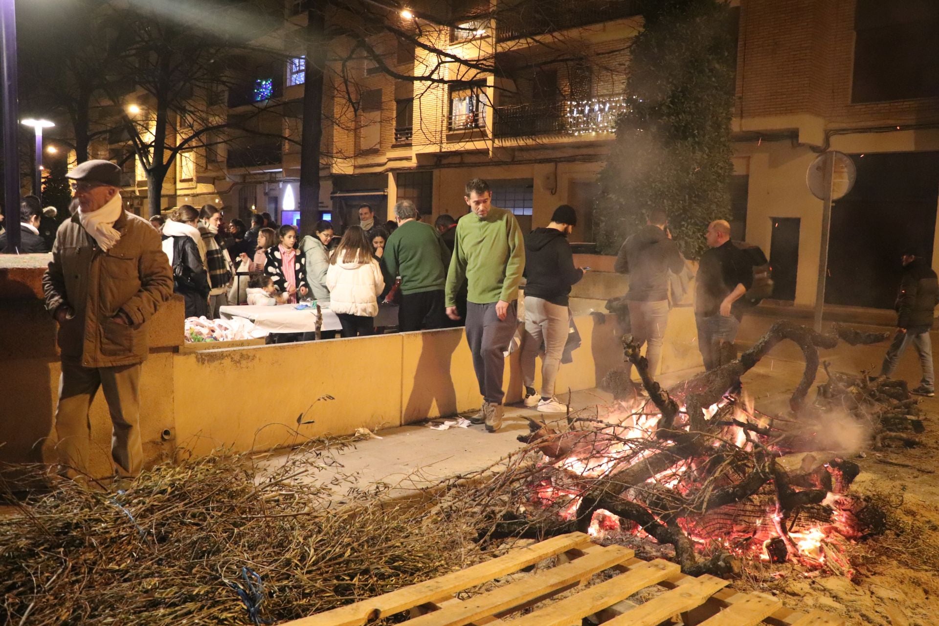 Cientos de vecinos calientan las hogueras de Santa Lucía en Arnedo