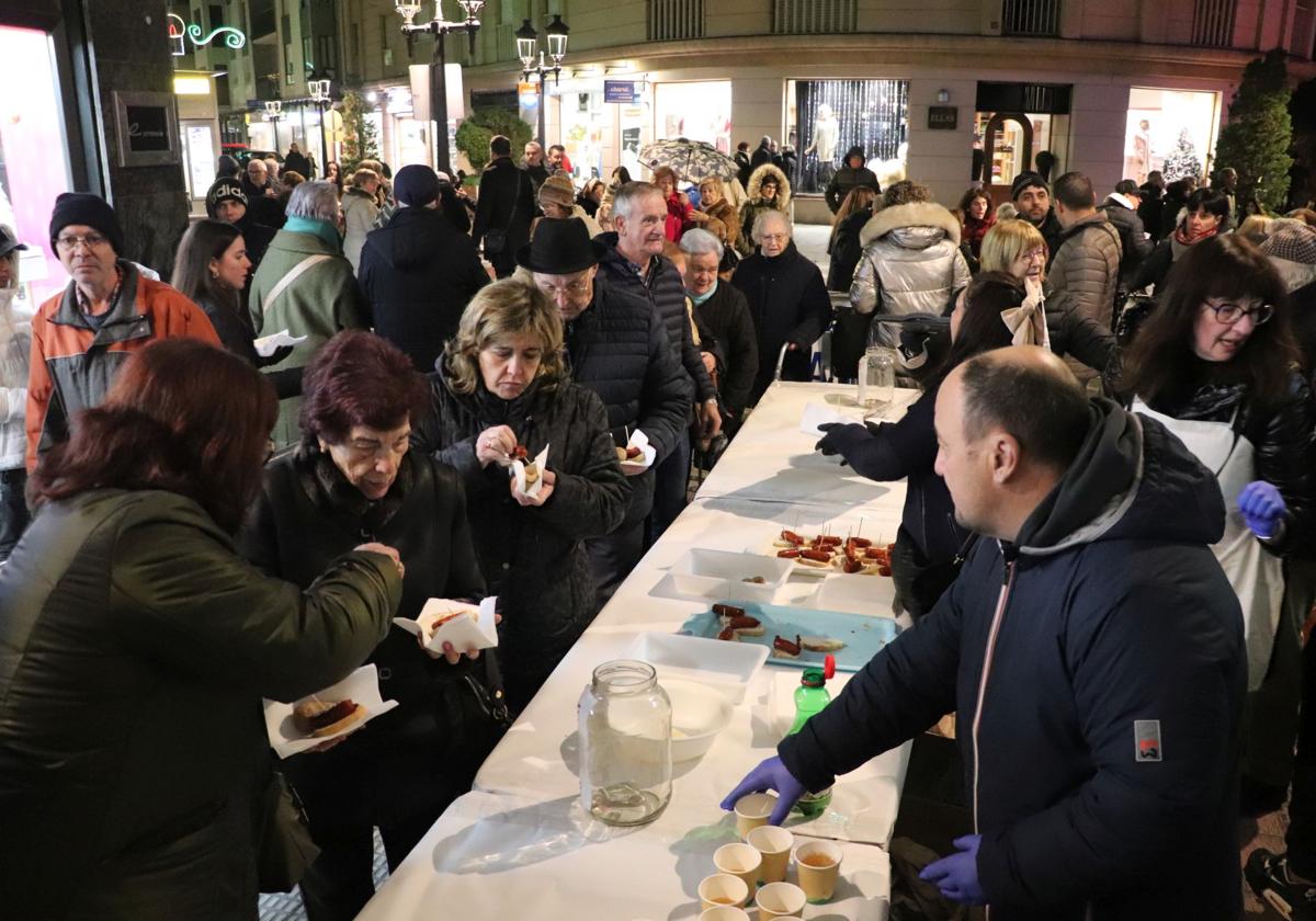 Cientos de vecinos calientan las hogueras de Santa Lucía en Arnedo