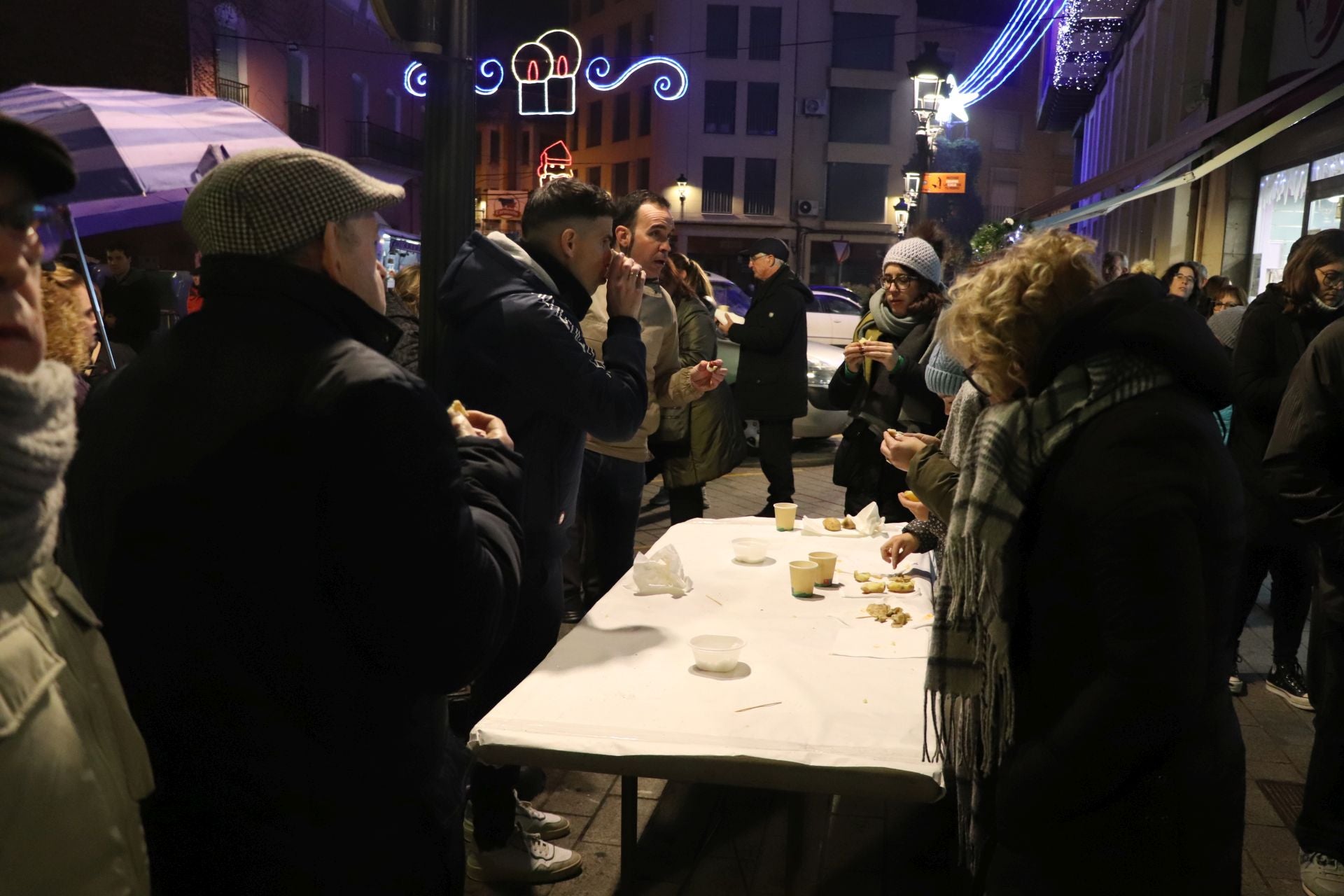 Cientos de vecinos calientan las hogueras de Santa Lucía en Arnedo