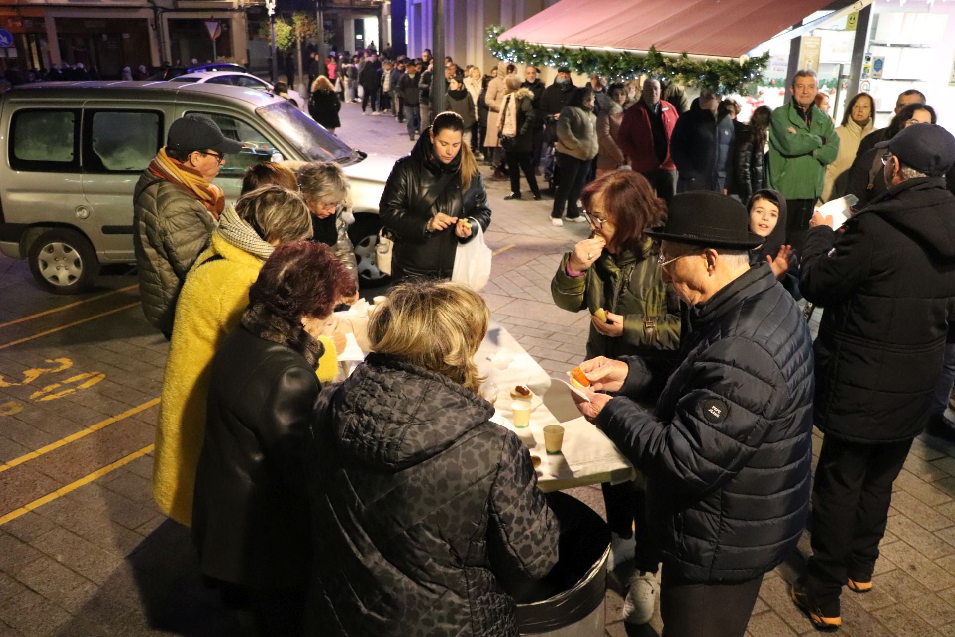 Cientos de vecinos calientan las hogueras de Santa Lucía en Arnedo