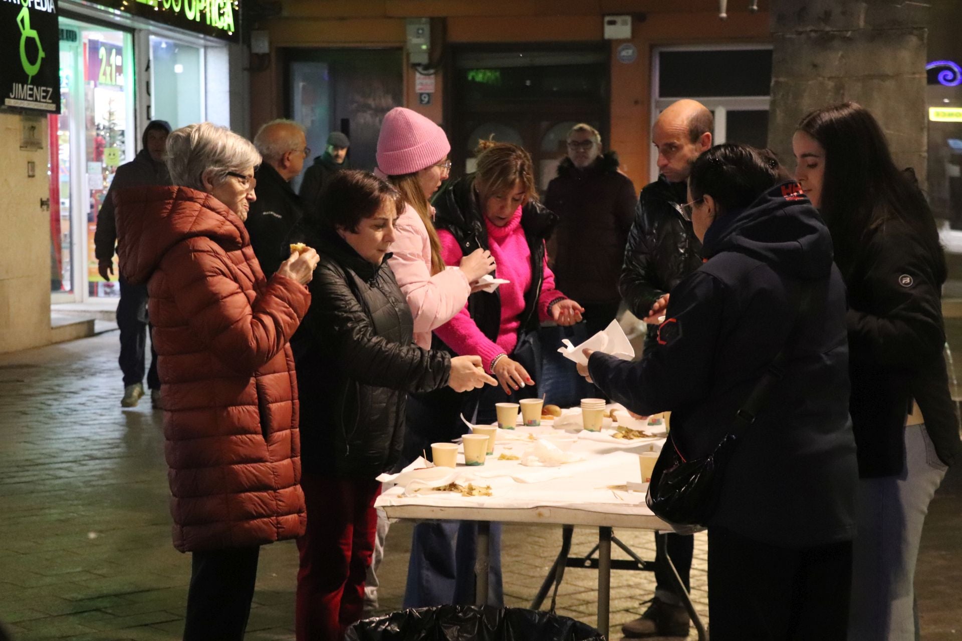 Cientos de vecinos calientan las hogueras de Santa Lucía en Arnedo