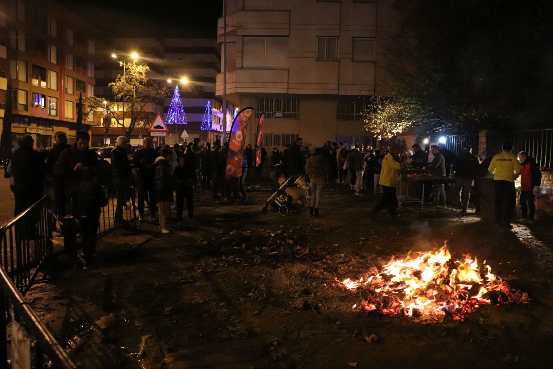 Cientos de vecinos calientan las hogueras de Santa Lucía en Arnedo