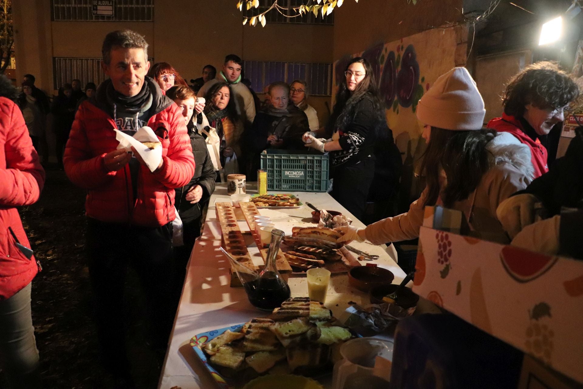 Cientos de vecinos calientan las hogueras de Santa Lucía en Arnedo