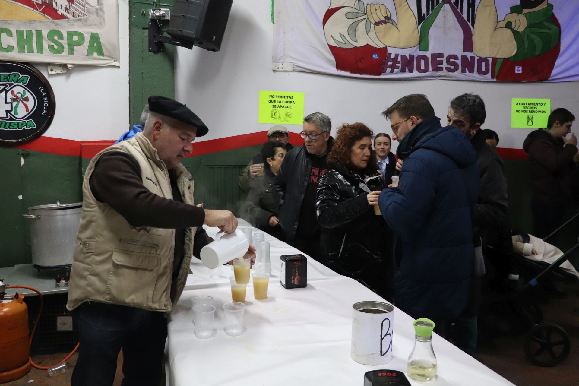Cientos de vecinos calientan las hogueras de Santa Lucía en Arnedo
