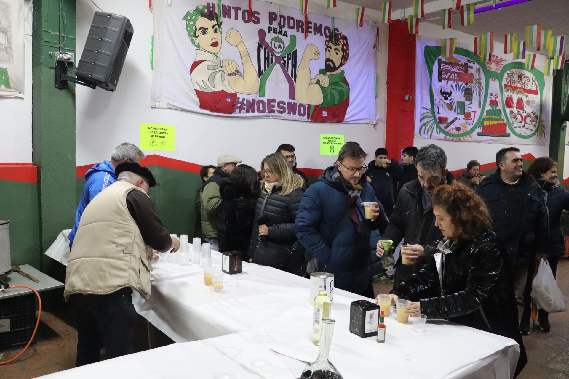 Cientos de vecinos calientan las hogueras de Santa Lucía en Arnedo