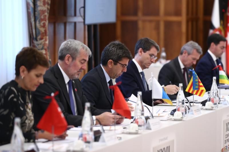 Capellán toma notas durante el encuentro. 