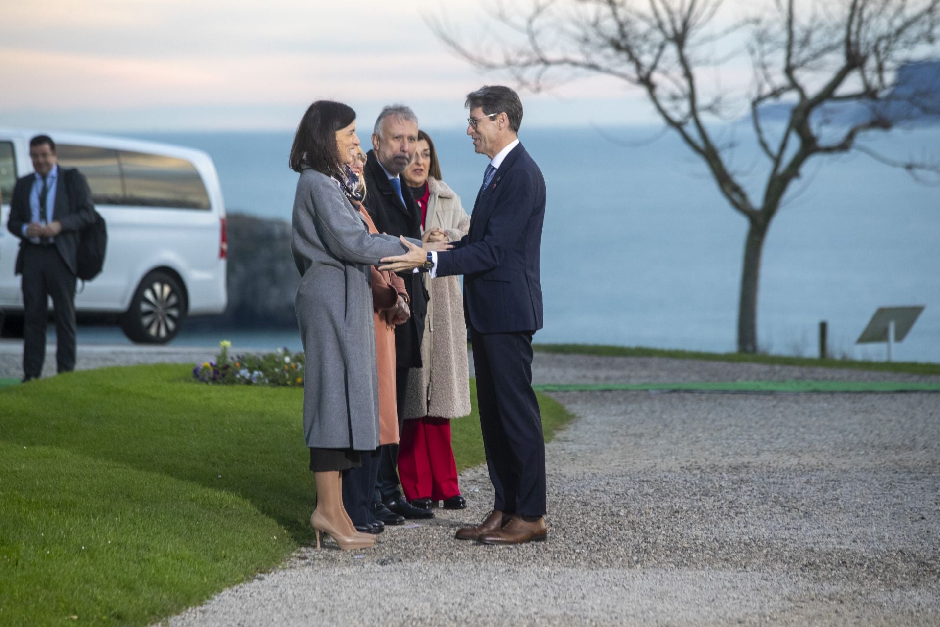 Capellán saluda a la alcaldesa de Santander, Gema Igual. Junto a ella, la delegada del Gobierno Eugenia Gómez de Diego (lleva abrigo naranja), el ministro de Política Territorial Víctor Torres y la presidenta de Cantabria, María José Sáenz de Buruaga