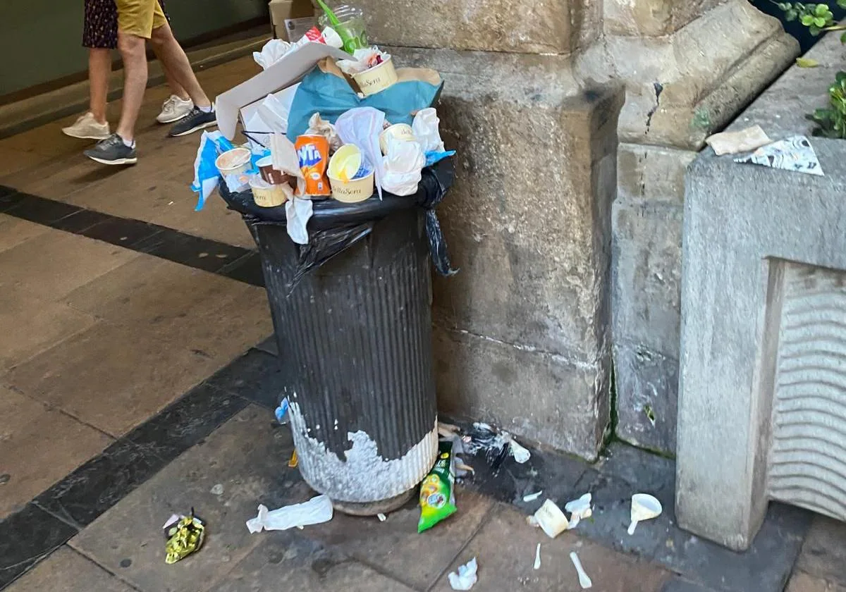 Papeleras llenas en la calle Portales de Logroño, hoy en La Guindilla.