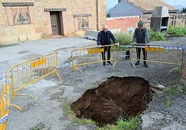 Francisco y Álvaro, propietarios de calados en el barrio de Bodegas de Lardero, señalan el nuevo socavón abierto en la zona.