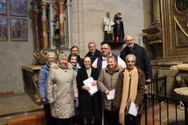 Angelita Baztán y Elena Martín, en el centro, en la iglesia tras la celebración de la misa.