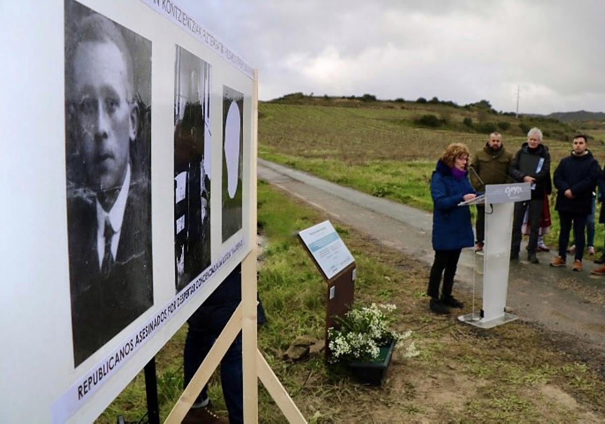 Asún Larreta, nieta de uno de los fusilados, en el homenaje de ayer.
