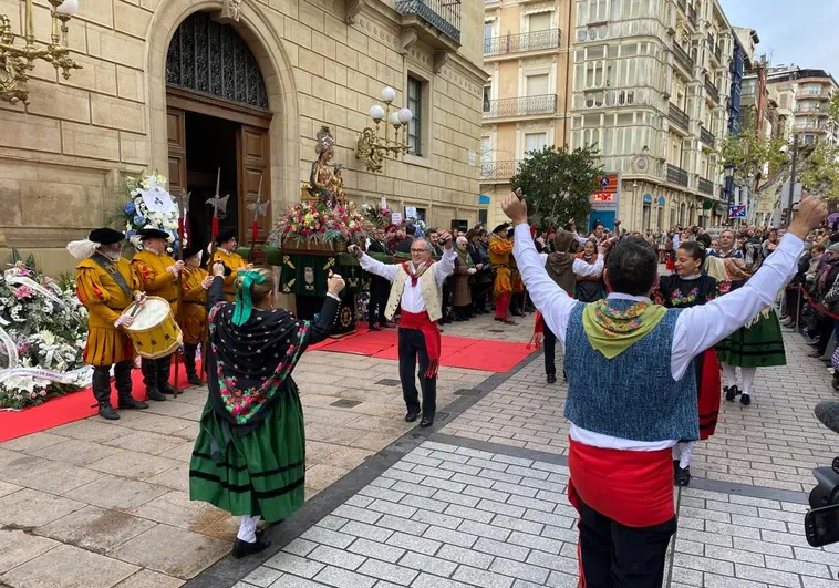 Un momento de la ofrenda a la Virgen de la Esperanza.