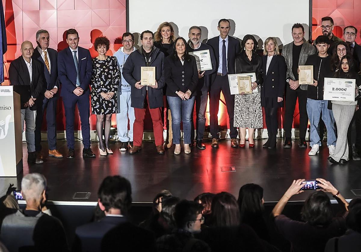 Foto de familia de la edición del pasado año, en la que fueron premiados Fundación Pioneros, Teléfono de la Esperanza y Cruz Roja.