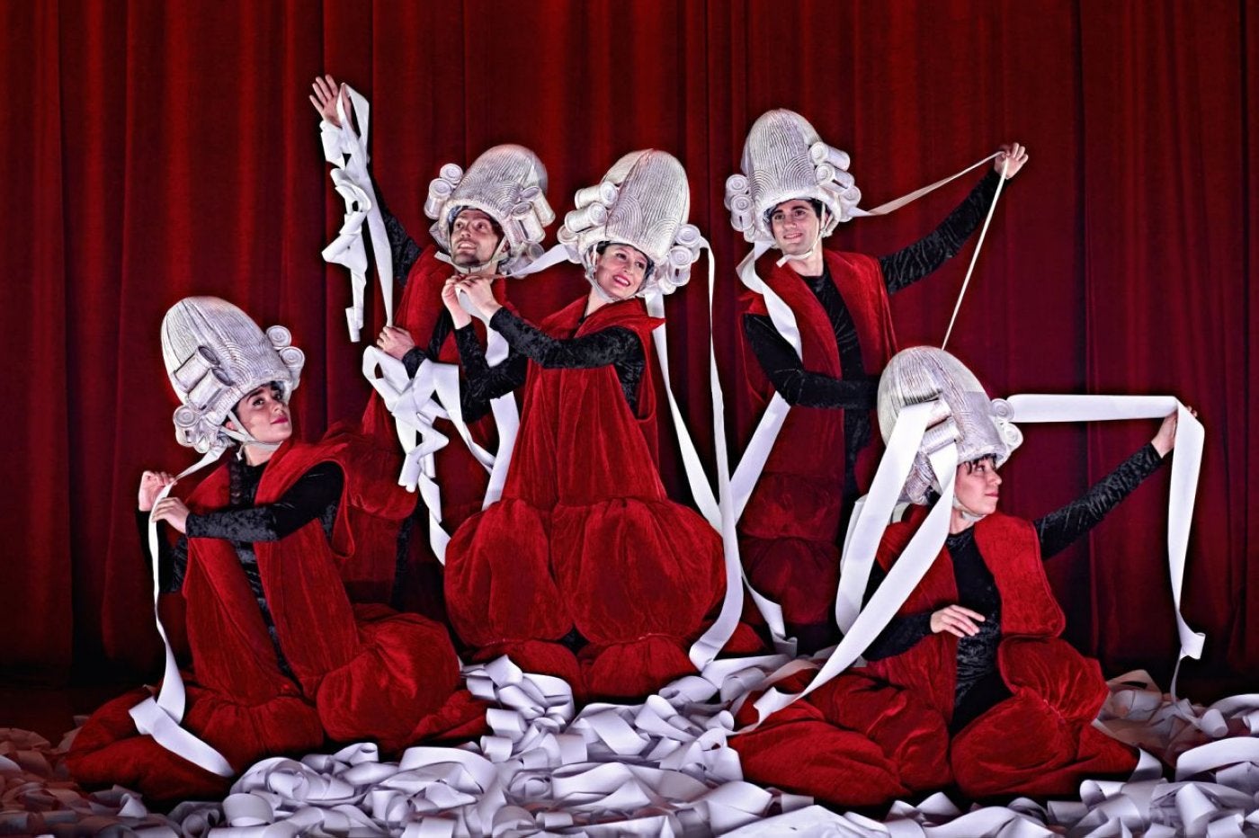 Danza y teatro se dan la mano en 'Va de Bach' de Aracaladanza, una producción para todos los públicos.