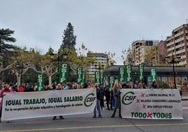 La concentración, ayer frente a la Delegación del Gobierno.