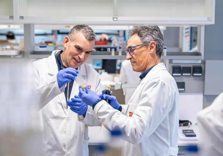 Los investigadores de la UR Francisco Corzana, izquierda,y José Manuel Peregrina, en el laboratorio del Complejo Científico Tecnológico de la UR.