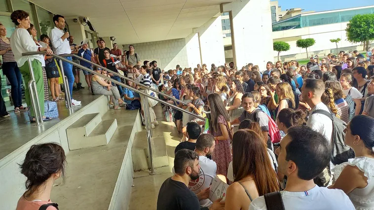 Opositores en la convocatoria de 2022 antes de entrar al examen.