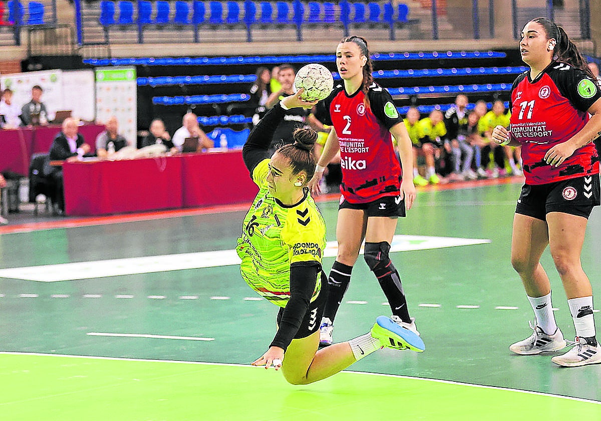 La jugadora local Paula Morales lanza desde la posición de pivote.