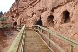 Pasarela de madera que lleva a la cueva desde la peña Logroño.