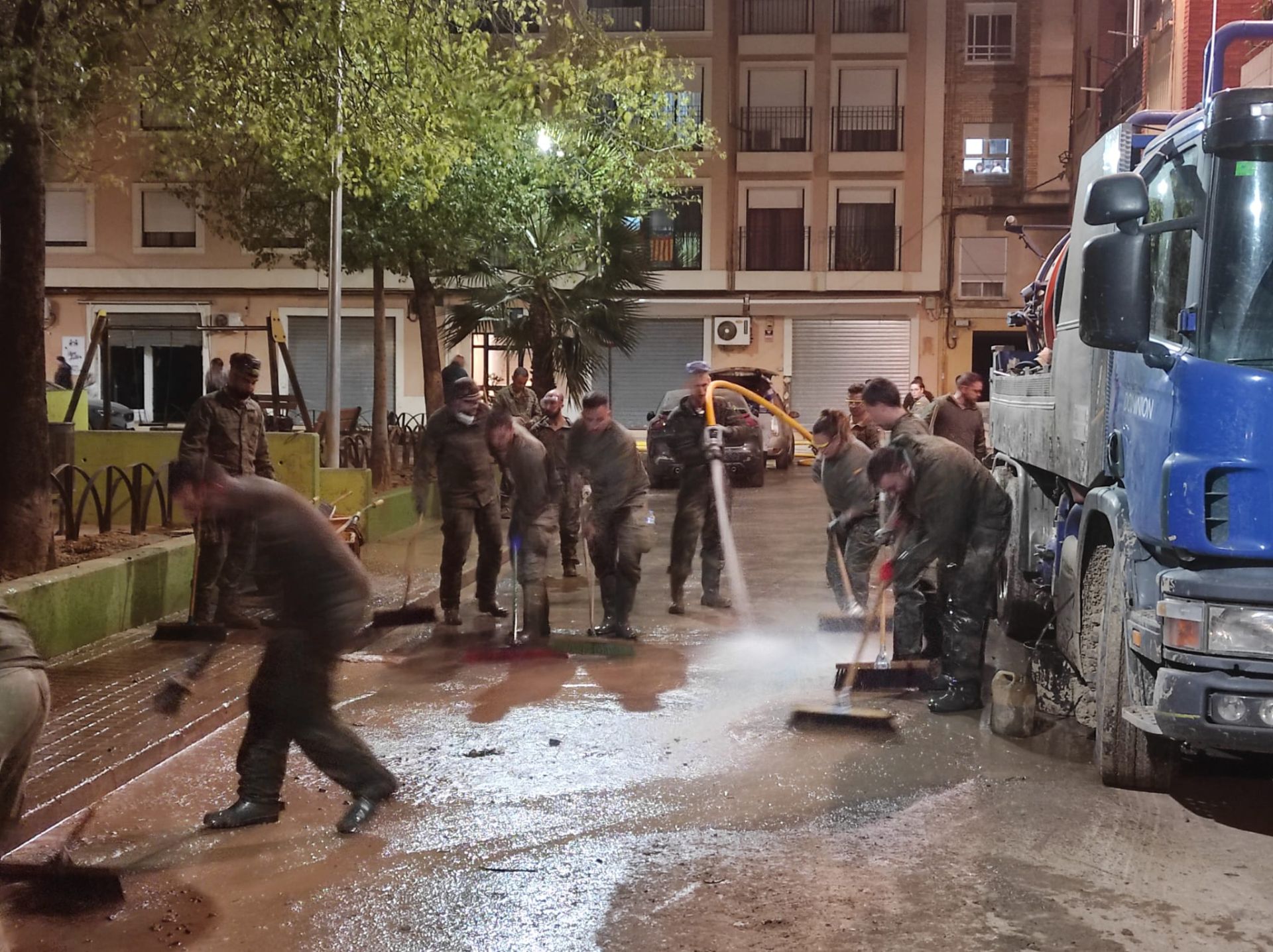 Miembros del Bhelma realizan trabajos de limpieza en la zona afectada por la DANA.