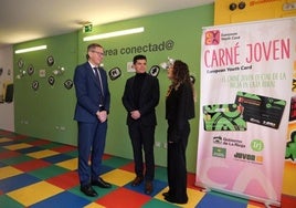 El director del IRJ, Juan Diego Alcaide, Ana García, de la empresa Binaia y Ernesto Navarrete, de Caja Rural de Navarra, en la presentación de la nueva propuesta educativa.