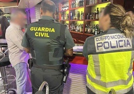 Agentes de Guardia Civil y Policía Nacional en un operativo conjunto.