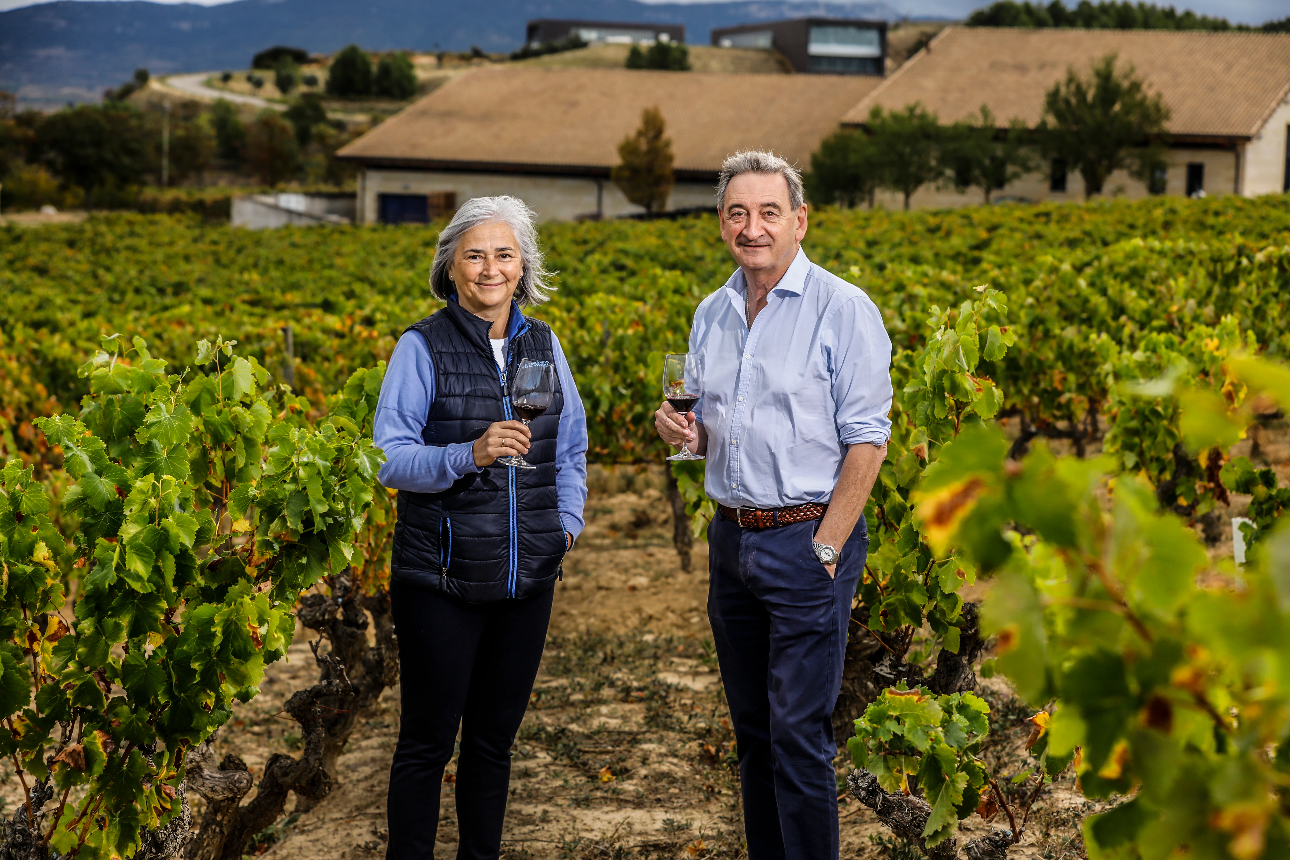 Carmen Enciso y Luis Valentín, en los viñedos de la Compañía Bodeguera Valenciso.