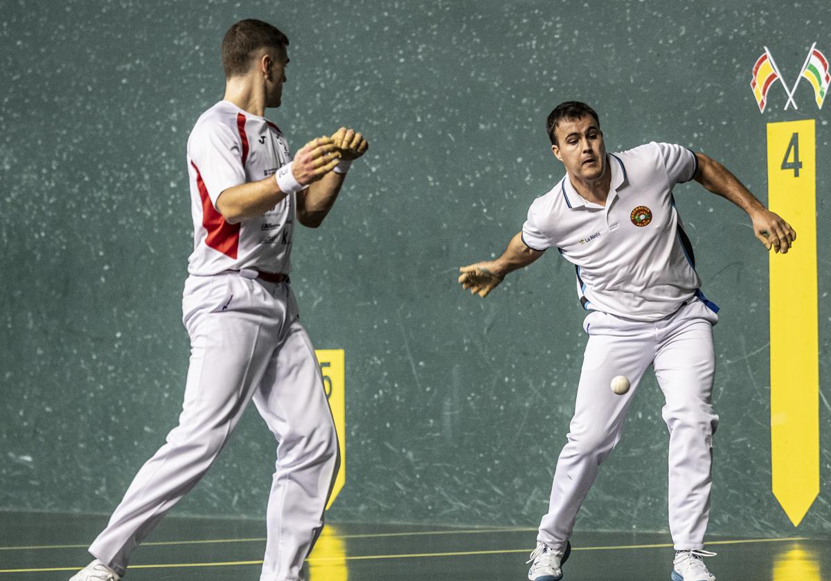 Óscar Lerena prepara su mano derecha.