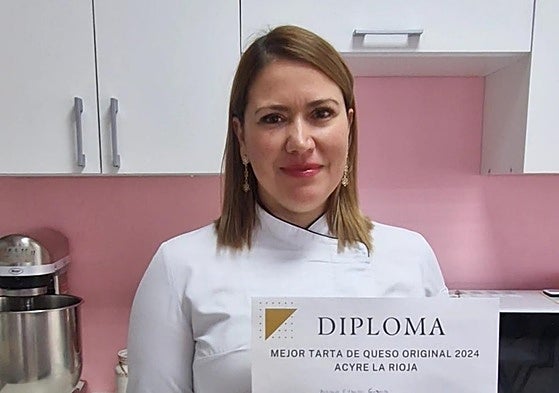 Adriana Giraldo(Miss Cupcakes), con la tarta de queso ganadora del primer concurso de este postre organizado por Acyre.