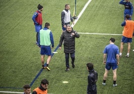 Carlos Pouso dirige un entrenamiento de la SDL en Pradoviejo.