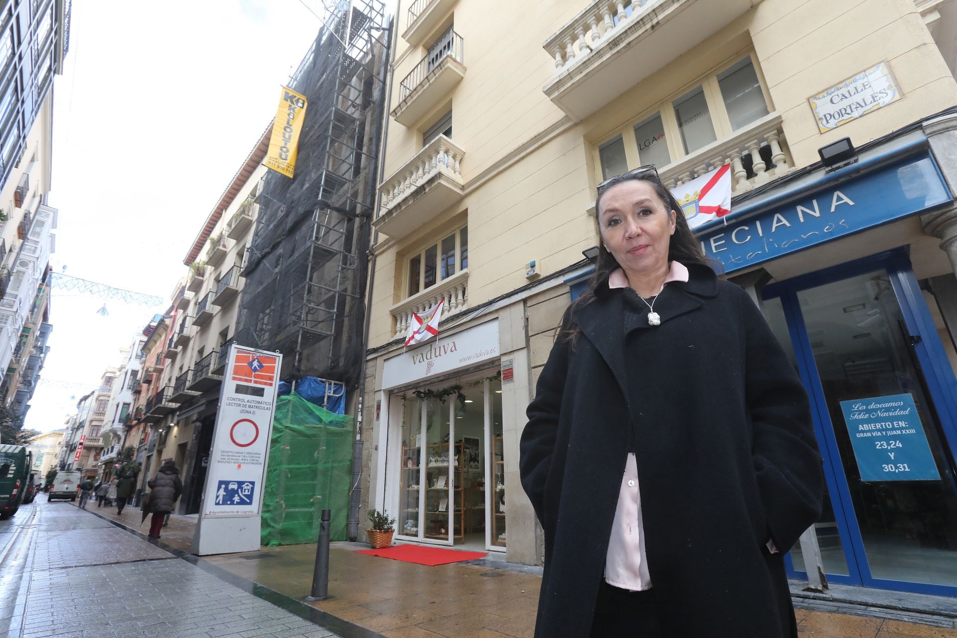 El comercio vecino de Portales 22 se rebela contra una obra sin fin y un andamio que vuelve a aparecer
