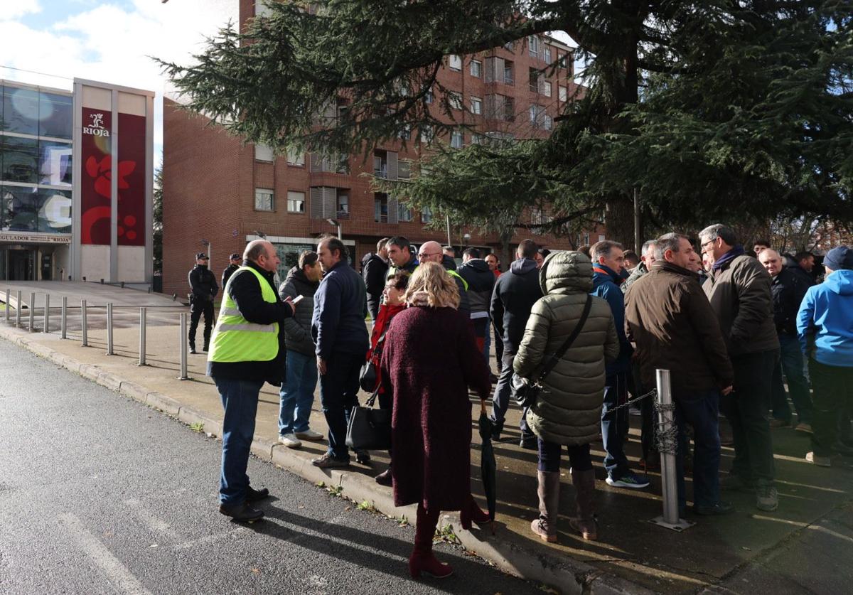 Manifestantes ante la sede del Consejo.