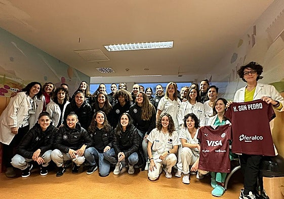 Plantilla del DUX Logroño, ayer en el Hospital San Pedro.