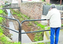 Un vecino de la calle San Francisco observa el cauce limpio.