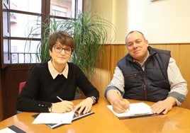 La alcaldesa de Alfaro, Yolanda Preciado, junto con Toño Rada, en la firma del convenio.