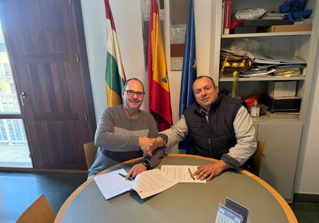 Toño Rada, durante la firma del convenio con el alcalde de Rincón de Soto, Javier Martínez.