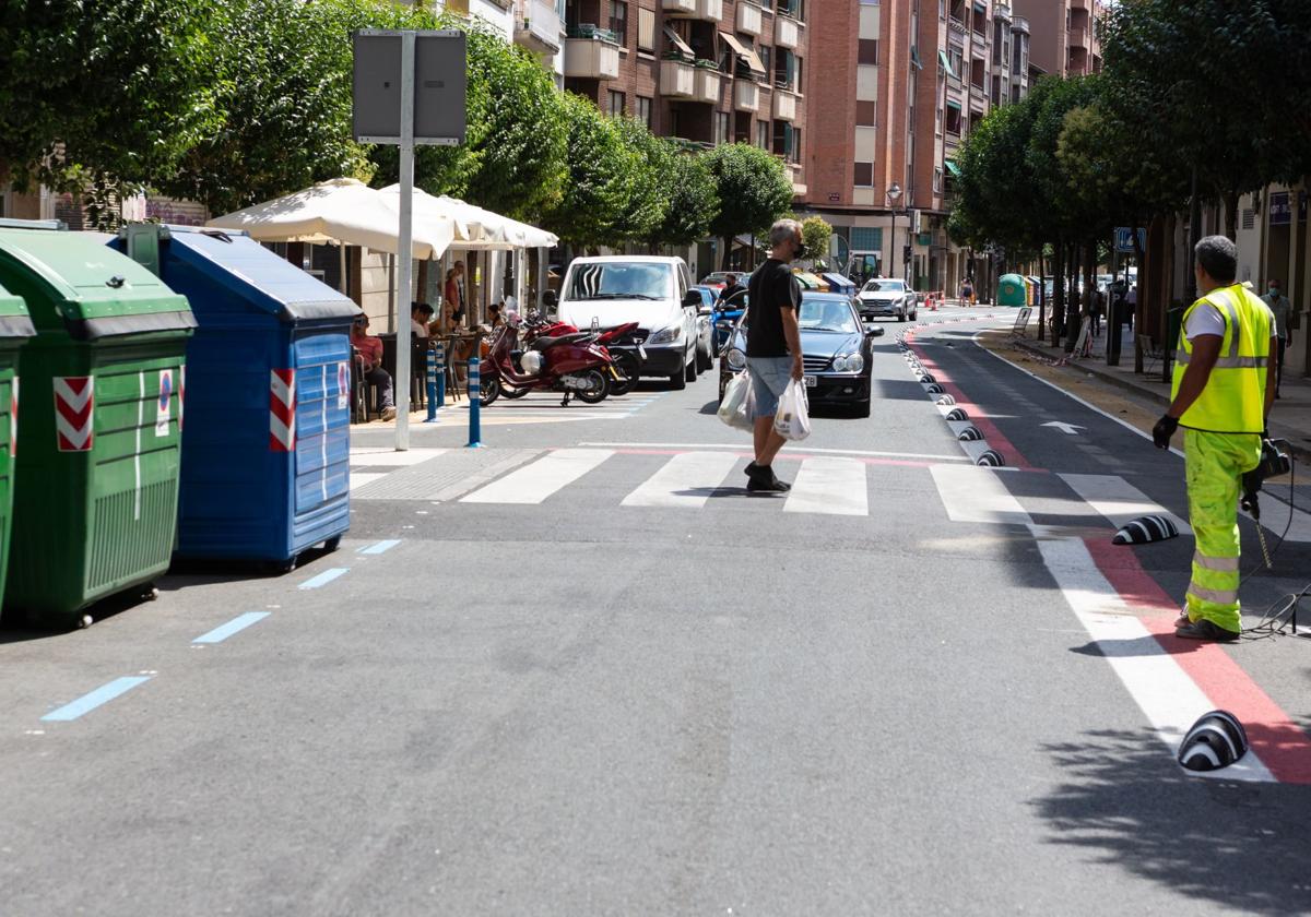 Contenedores de la calle Duquesa de la Victoria, con una terraza al fondo.