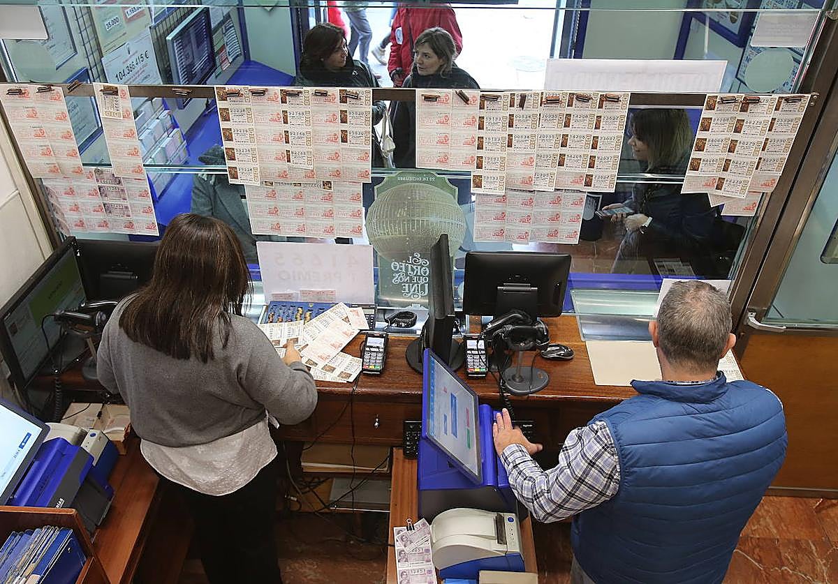Venta de décimos en una administración de la capital riojana, en una imagen de archivo.
