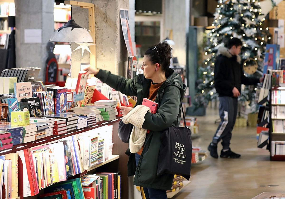 Una librería logroñesa durante la presente campaña de Navidad.