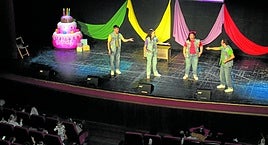 Los madrileños Teatro Limón, en plena actuación delante de decenas de chiquillos najerinos.