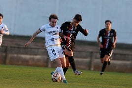 Losantos protege la posesión del balón ante Gualda.