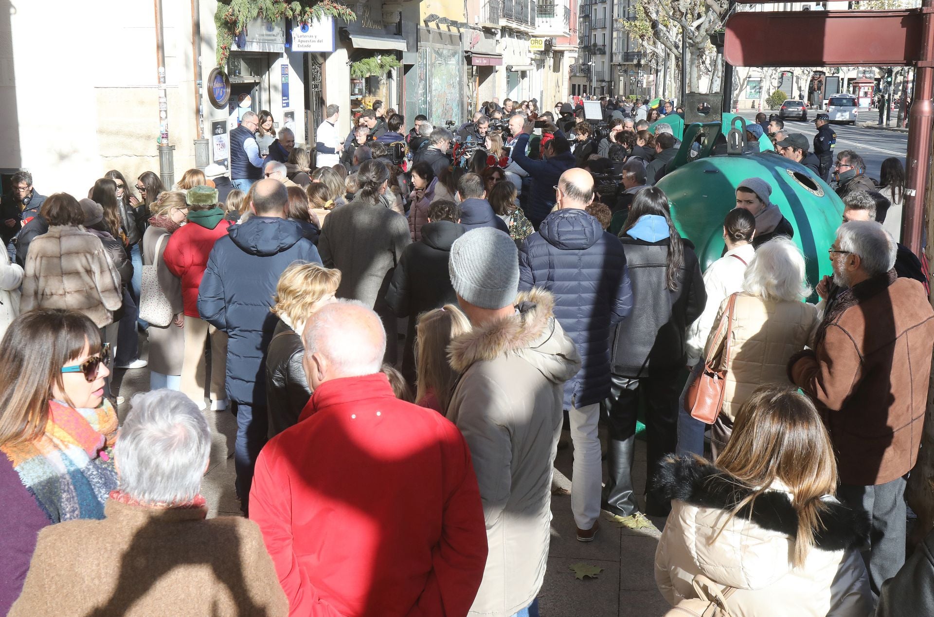 Medios de comunicación y curiosos se han acercado hasta el Muro del Carmen, donde se ubica la administración número 6.