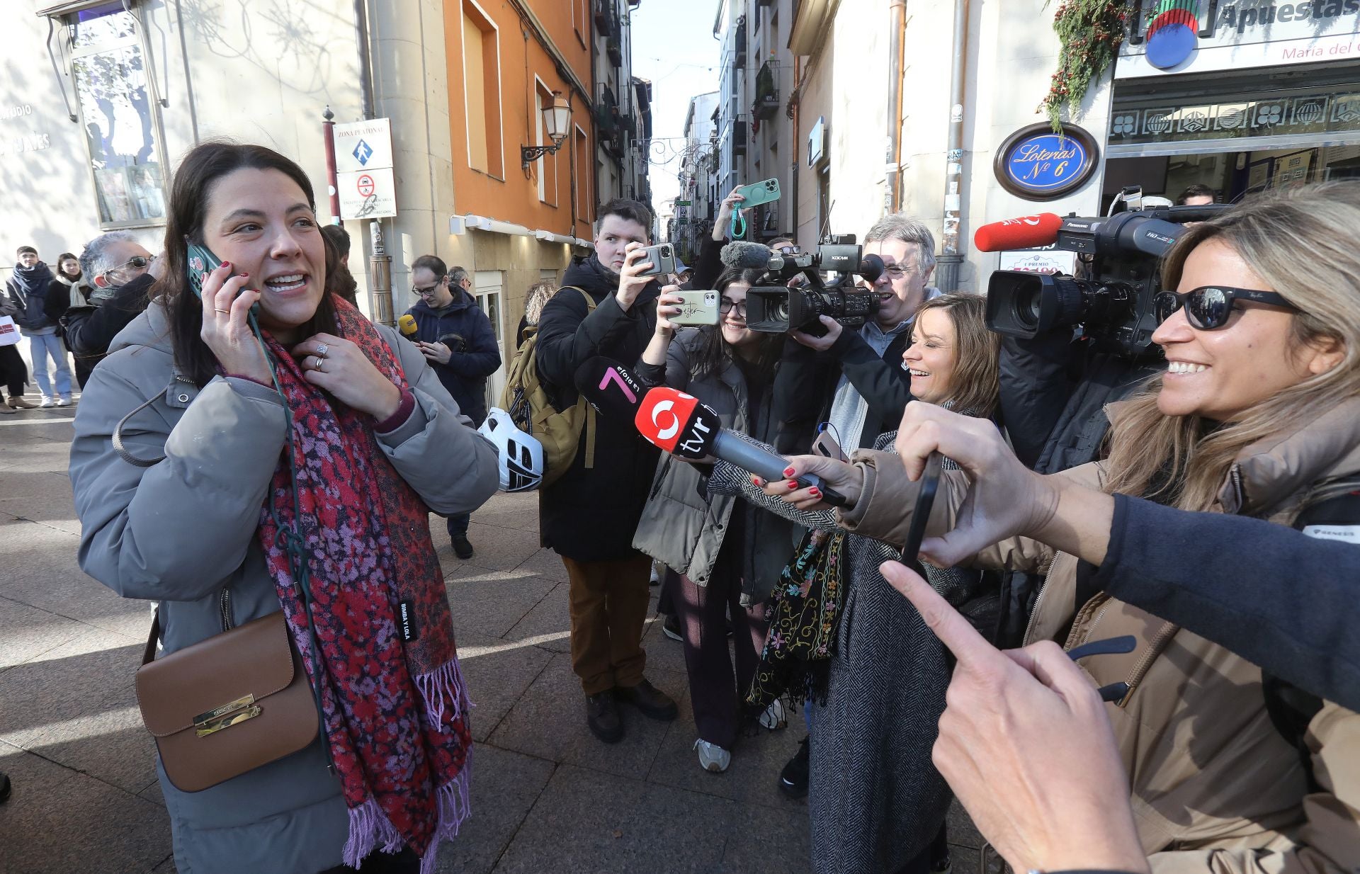 Piluca, una de las afortunadas, atiende a los periodistas.