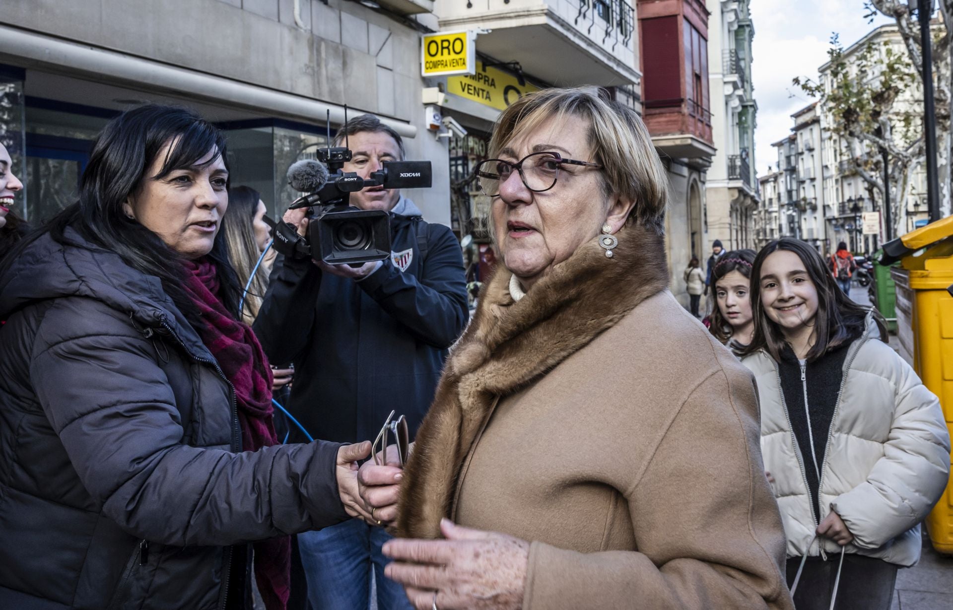 Las cámaras de televisión se han concentrado a las puertas de la administración que ha vendido el Gordo.