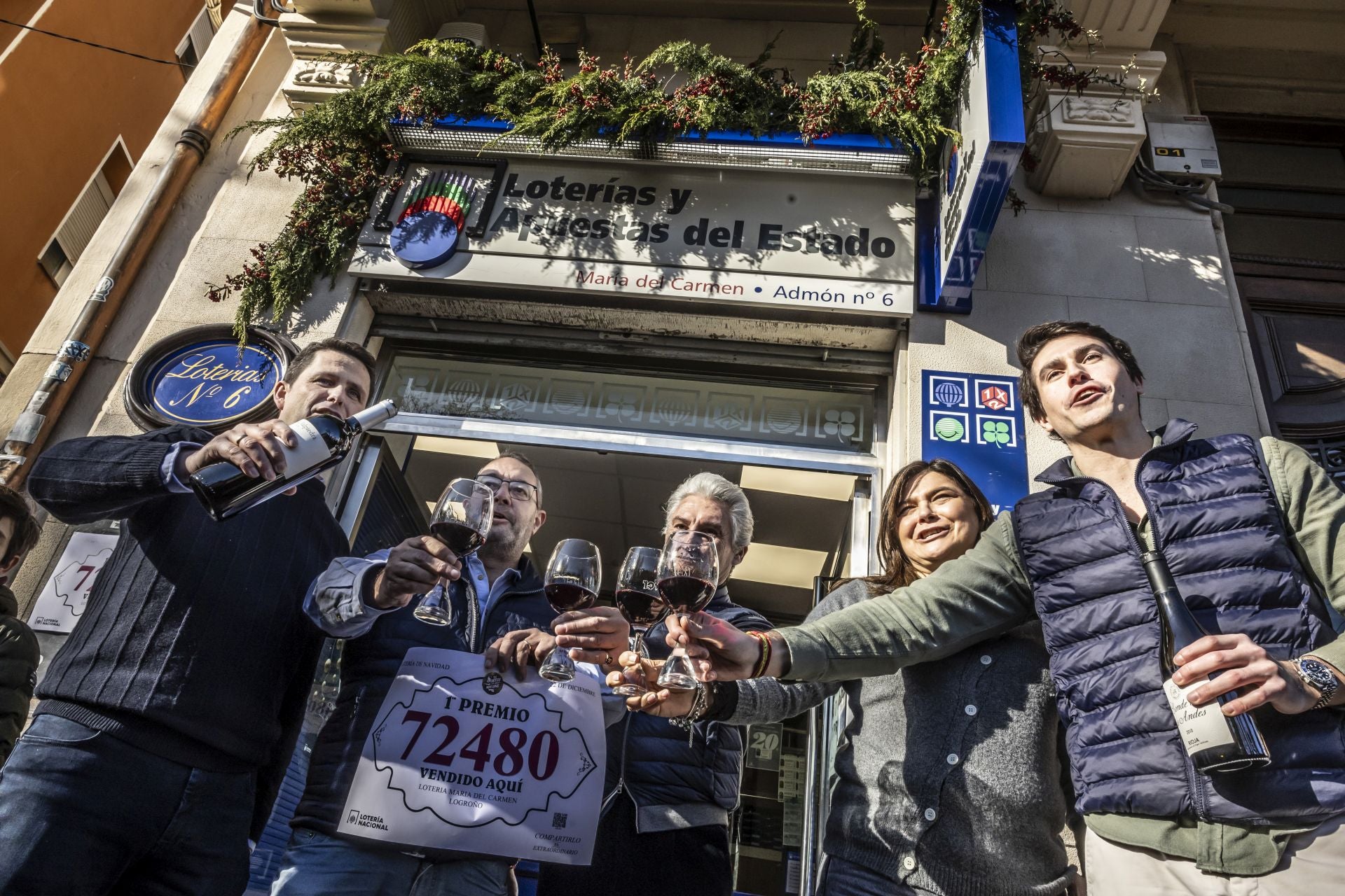 Los loteros brindan con vino de Rioja tras conocer que habían vendido el primer premio.