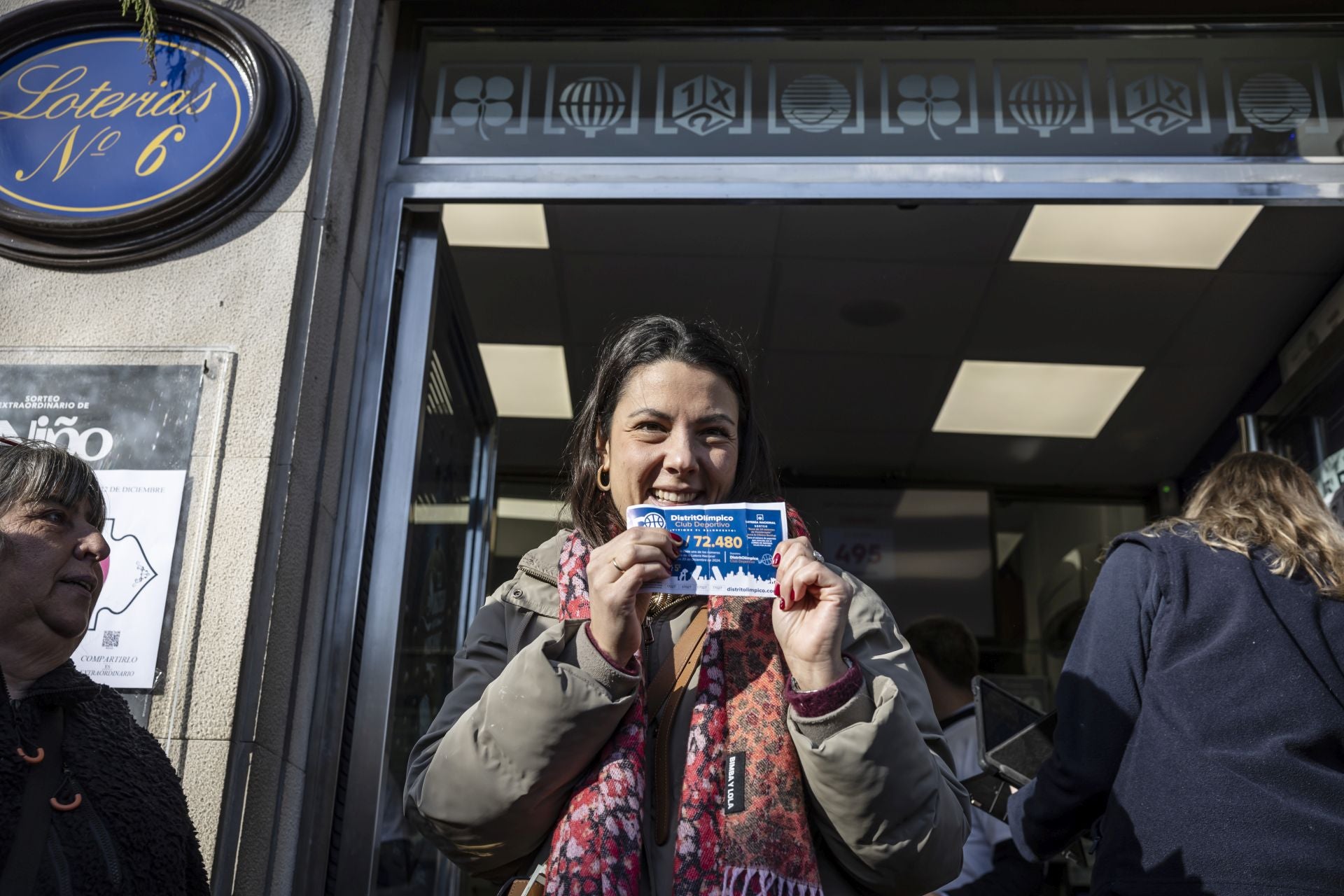 Piluca muestra su papeleta premiada.