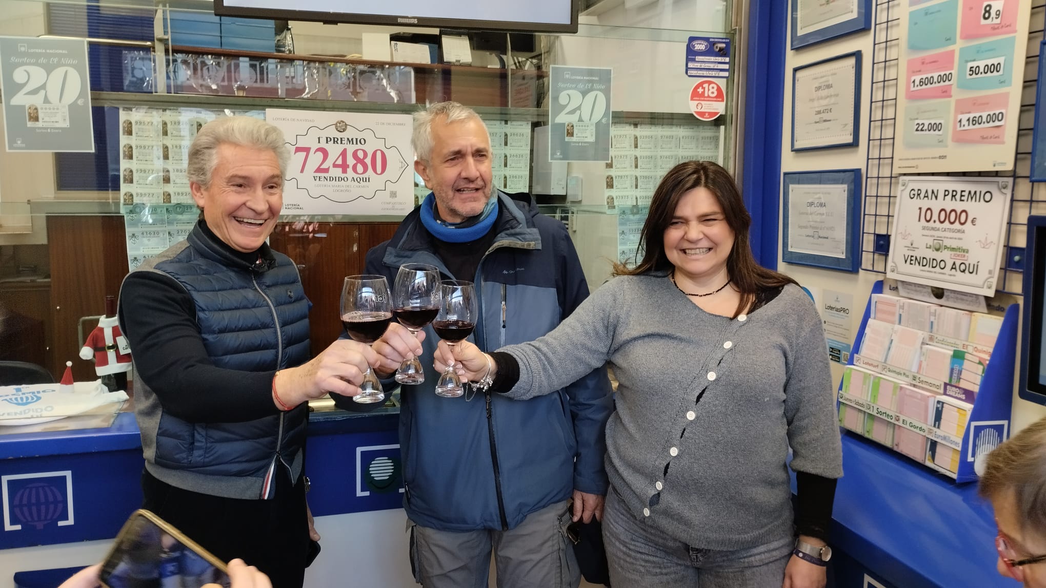 Ángel Alda, Amadeo Marín y Elena Álvarez brindan con Rioja por haber vendido el Gordo. 