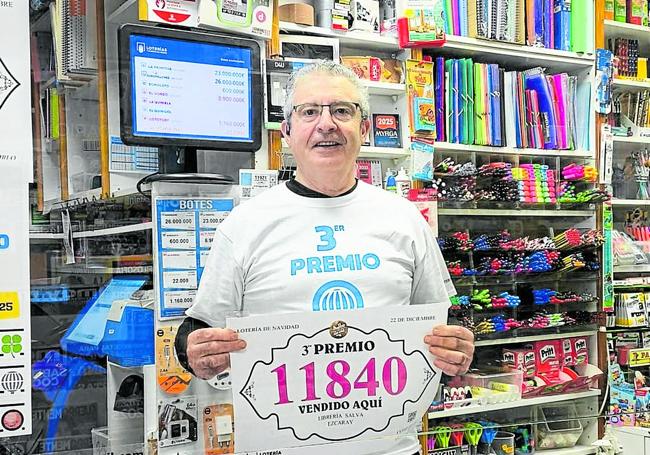 Salva Navarro, propietario de la Librería Salva de Ezcaray, que vendió un décimo del tercer premio.
