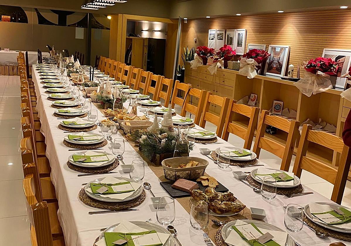 Mesa de la cena de Nochebuena del Teléfono de la Esperanza del año pasado.
